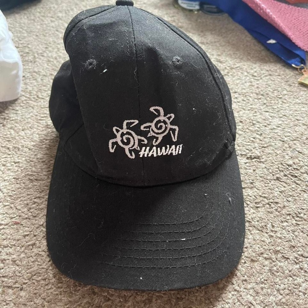 Black and‎ white Hawaii hat with turtles on it